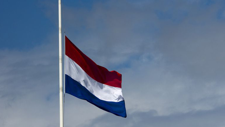 Nederlandse vlag halfstok