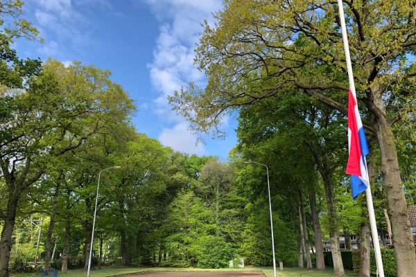 Vlag halfstok plein van Mesdagweg