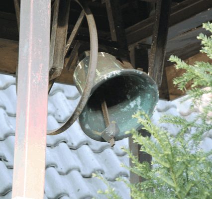 De klokken luiden bij de kerken in Wolfheze