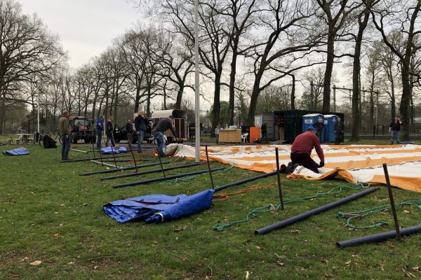 Opzetten feesttent Oranjevereniging Wolfheze