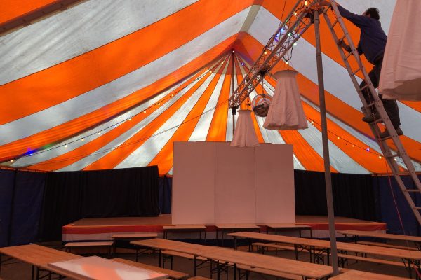 Inrichten feesttent Oranjevereniging Wolfheze