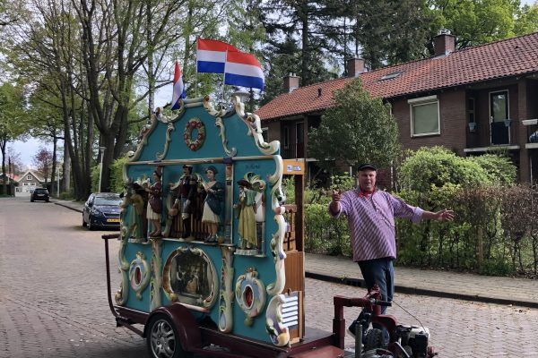 Rondgang draaiorgel door het dorp, 100-jarig jubileum 30 april